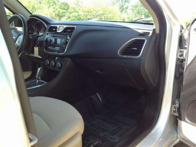 2012 Chrysler 200 Touring 4dr Sedan